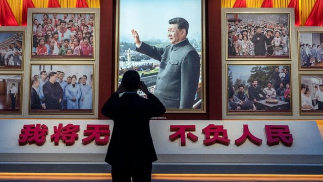 Pie de foto,La imagen de Xi se multiplicó en lugares públicos de cara al 20º Congreso del PCCh.