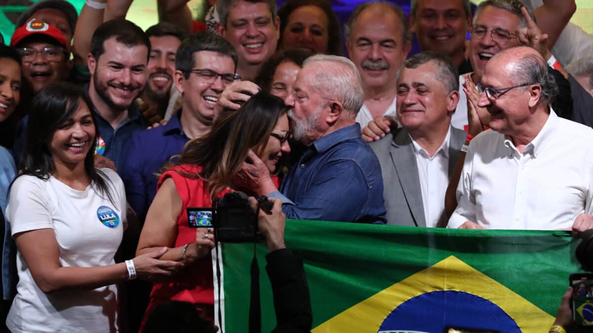 AME9870. SAO PAULO (BRASIL), 30/10/2022.- El expresidente brasileño Luiz Inácio Lula da Silva besa hoy a su esposa Janja tras su triunfo en la segunda vuelta de las elecciones, en Sao Paulo (Brasil). El exmandatario Luiz Inácio Lula da Silva ganó este domingo la segunda vuelta de las elecciones presidenciales en Brasil con un 50,83 % frente al 49,17 % que obtuvo el actual gobernante, Jair Bolsonaro, con el 98,81 % de las urnas escrutadas. EFE/ Sebastiao Moreira