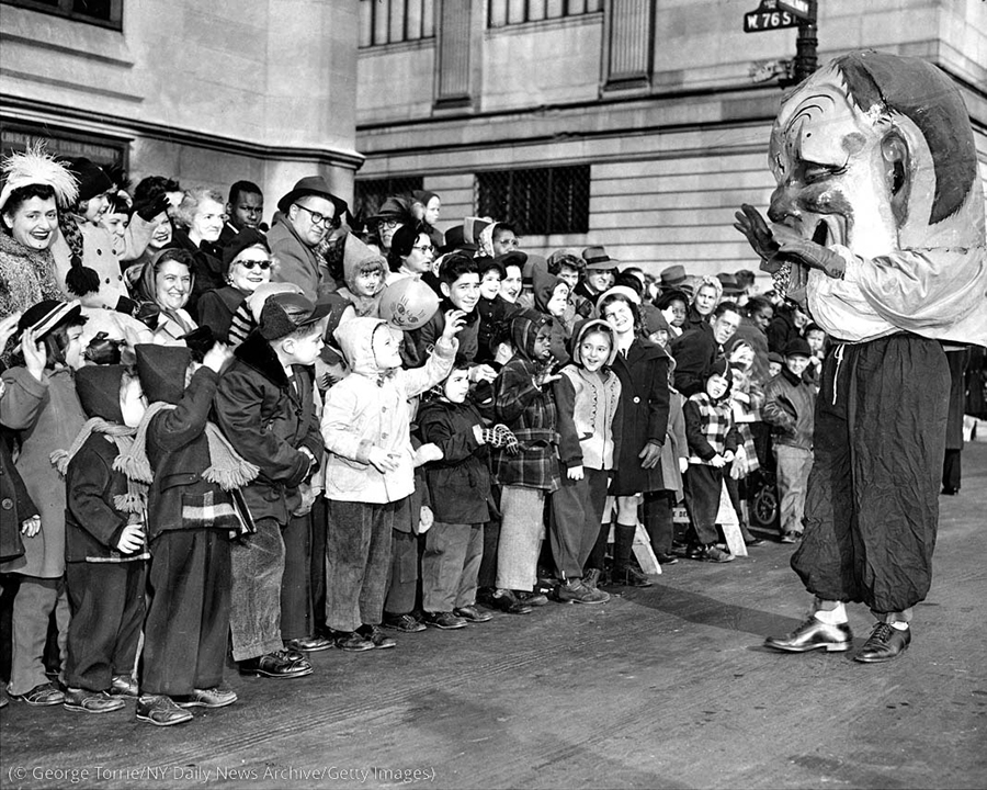 Una persona vestida de payaso saluda a los niños en un desfile (© George Torrie/NY Daily News Archive/Getty Images)
(© George Torrie/NY Daily News Archive/Getty Images)