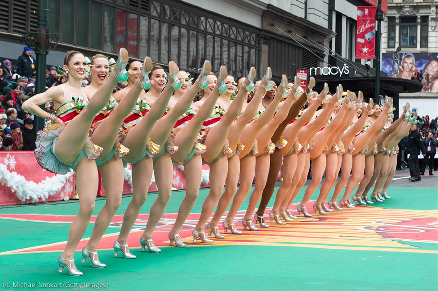 Bailarinas mueven las piernas al unísono (© MIchael Stewart/Getty Images)
(© Michael Stewart/Getty Images)
