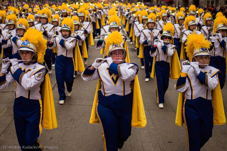 Hilera tras hilera de virtuosos
Miembros de una banda de marcha actúan en un desfile (© Andres Kudacki/AP Images)
(© Andres Kudacki/AP Images)