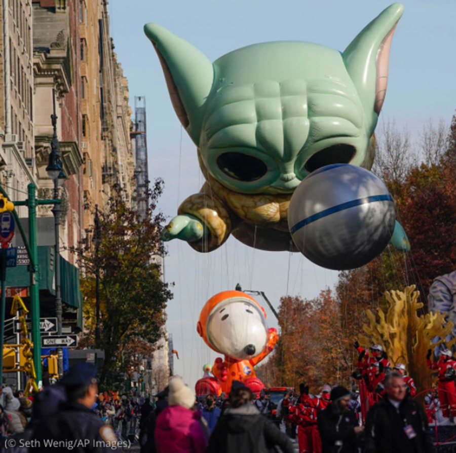Globos con forma de personajes flotan sobre un desfile (© Seth Wenig/AP Images)
(© Seth Wenig/AP Images)