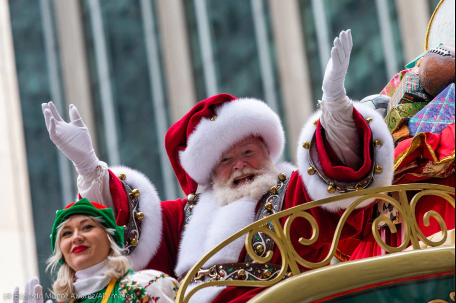 Papá Noel saluda desde encima de una carroza ( Eduardo Munoz Alvarez/AP Images)
(© Eduardo Munoz Alvarez/AP Images)