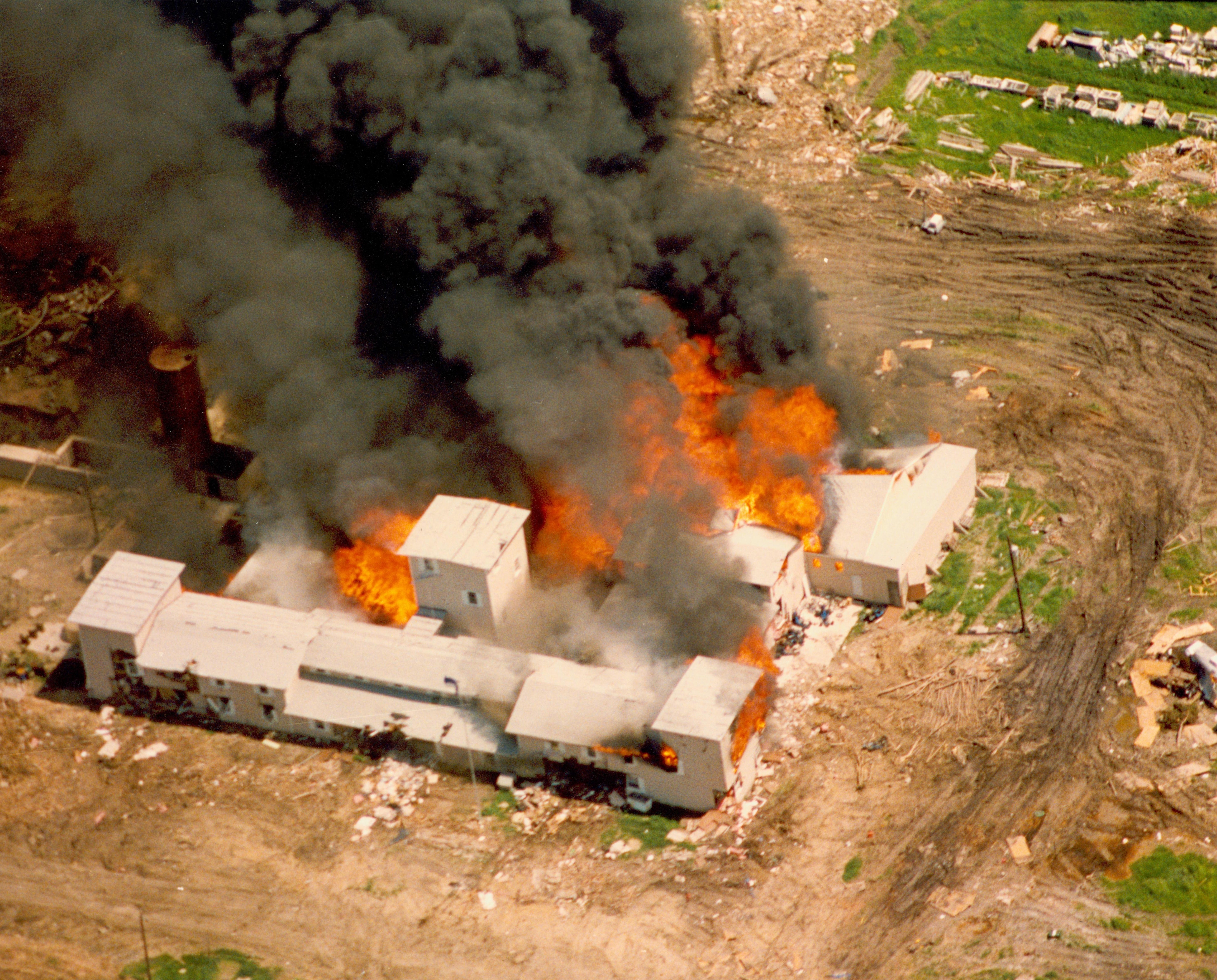 Vista aérea del complejo de la rama koresiana de la secta de los Davidianos cerca de Waco, Texas, en llamas el 19 de abril de 1993, tras 51 días de asedio por parte del FBI y las fuerzas del orden y 79 muertos.&nbsp;Wikimedia Commons / FBI