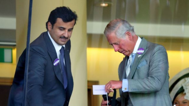 Pie de foto,El emir qatarí Tamim bin Hamad al Thani y el actual rey Carlos III reunidos en 2014.