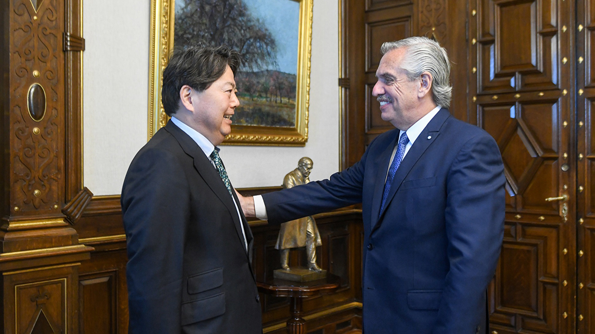 El presidente Alberto Fernández recibió hoy en su despacho de la Casa Rosada al ministro de Relaciones Exteriores de Japón, Yoshimasa Hayashi