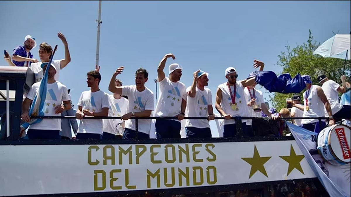 La Selección Nacional de Fútbol durante la caravana de festejo de la Copa del Mundo (Ariel Torres)