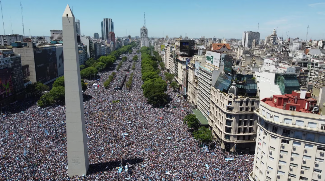 Imagen de una movilizacion inédita: cinco millones de personas salieron a las calles para festejar el Mundial (Télam)