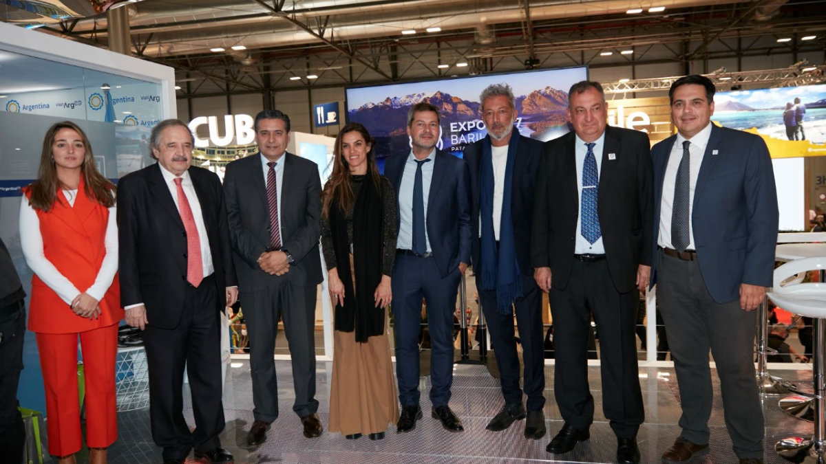 Autoridades del Ministerio de Turismo y Deportes, Embajador Argentino en España, INPROTUR, Intendencia de Bariloche, y de la Cancilleria Argentina.