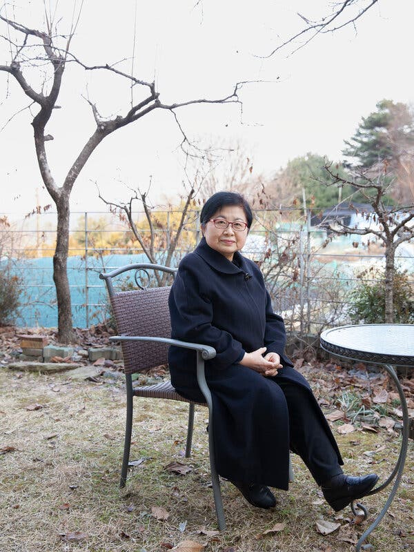 Chung Hyun-back, quien fue ministra de Igualdad de Género de Corea del Sur entre 2017 y 2018, intentó sin éxito aumentar la tasa de fertilidad del país, que está en picada. Entre los obstáculos que dice que tienen la culpa está la “cultura patriarcal” del país.Credit...JeongMee Yoon para The New York Times
