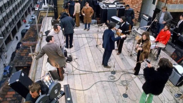 Los Beatles, el 30 de enero de 1969, en la terraza de Apple. La policía los obligó a suspender el concierto por las denuncias de los vecinos. (Foto: Archivo)