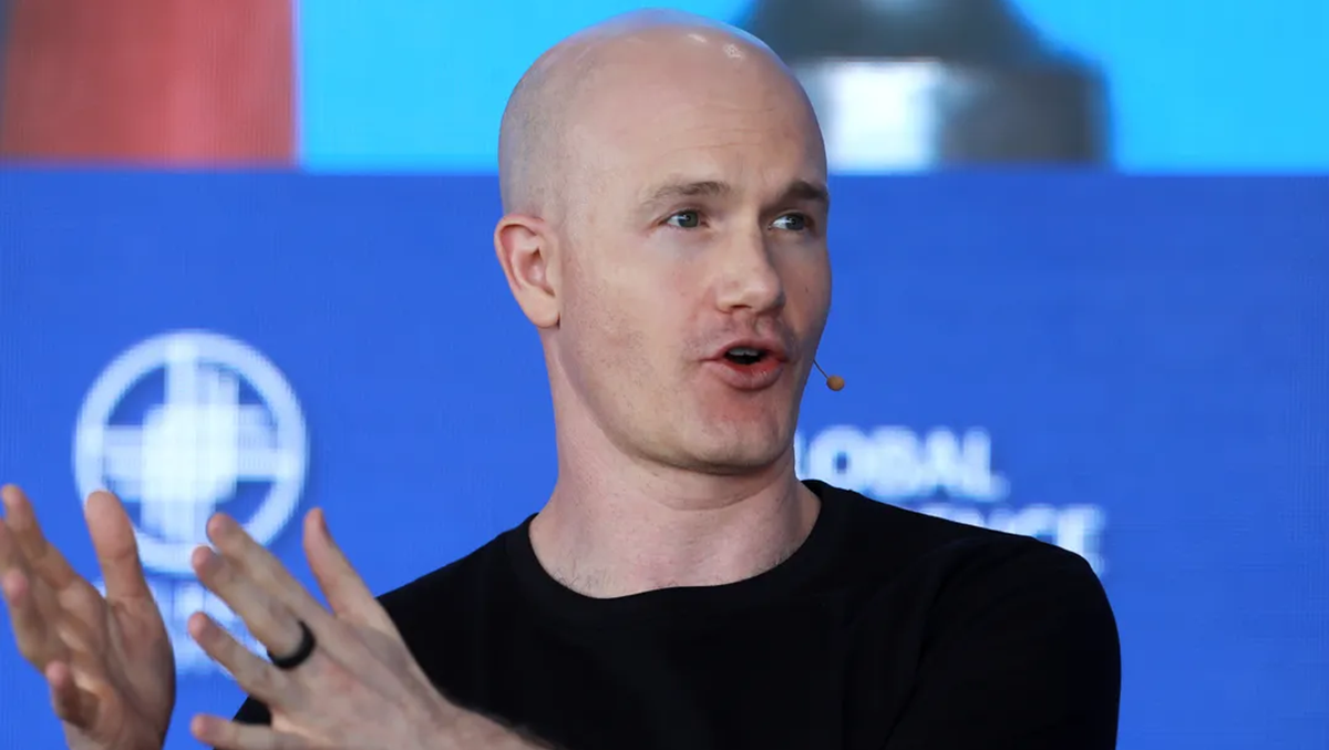 El CEO de Coinbase cambia de opinión y pide regular las criptomonedas
