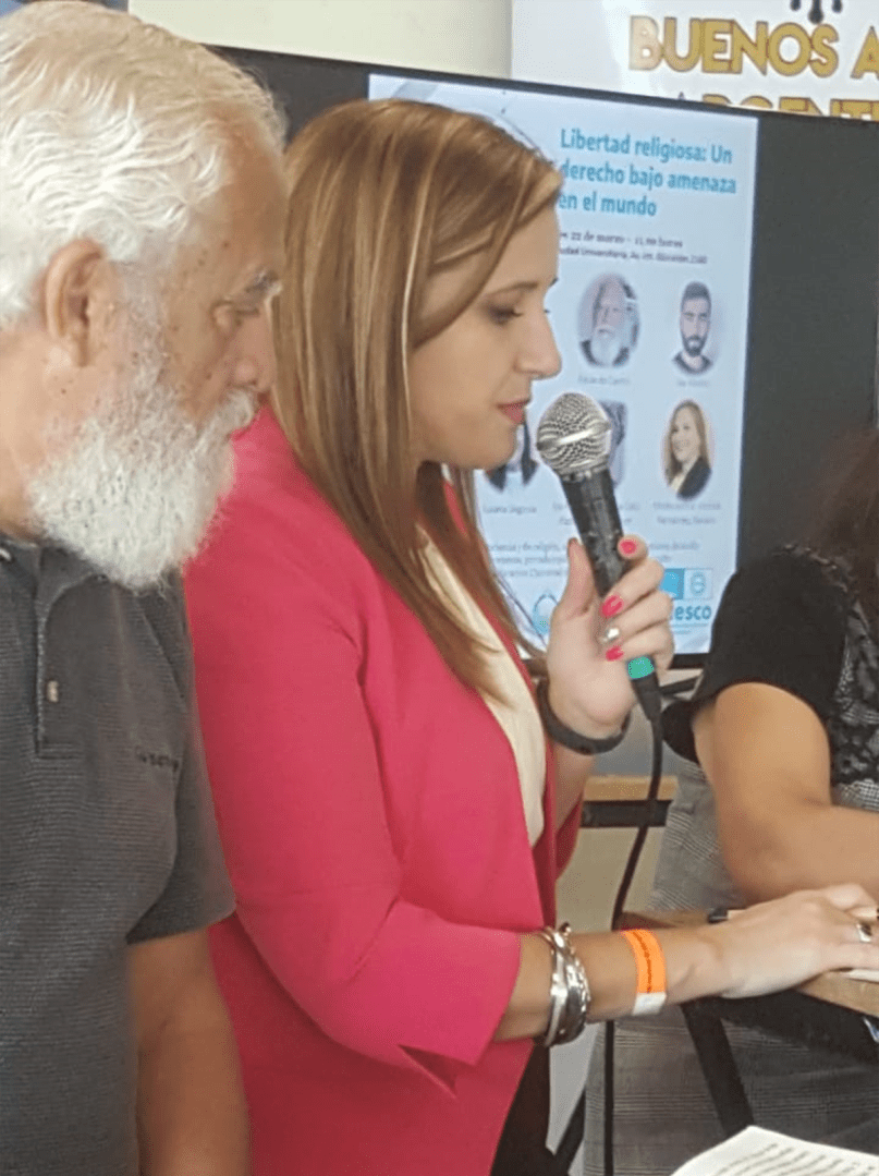 La moderadora fue la Embajadora para la Paz Andrea Fernández Bevans, directora de Comunicación y Asuntos Públicos de la Región Buenos Aires de la Comunidad de la Iglesia de Jesucristo de los Santos de los Últimos Días y miembro de Acercando Naciones Asociación Civil