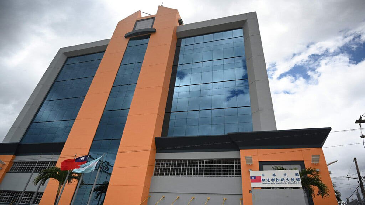 Embajada de Taiwán en Tegucigalpa, Honduras. Taiwán retiró a su embajador en Honduras el jueves por una visita del ministro de Relaciones Exteriores de Honduras a China, dijo el gobierno de Taipéi en un comunicado.Credit...Orlando Sierra/Agence France-Presse — Getty Images