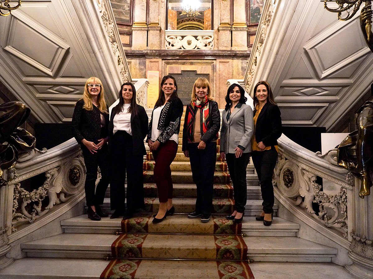 En la foto: Ethel Zully de Renault, Valeria Ibarra Producción General, la Cantante Lírica Mariana Carnovalli, María Victoria Alcaraz (Directora general de Cooperación Internacional del Ministerio de Cultura), Grisel Scherenberg, Relaciones Internacionales y Patricia Pitaluga Pte. de Acercando Naciones en Relaciones Institucionales.