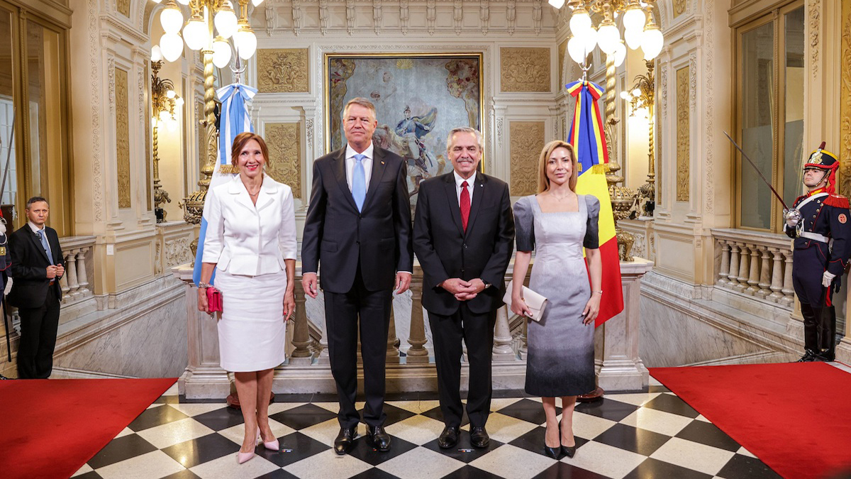El presidente Alberto Fernández y su par de Rumania, Klaus Iohannis, acompañados por sus respectivas esposas