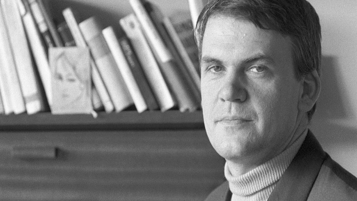 La extraordinaria obra de Milan Kundera explora la opresión y lo absurdo de ser humano