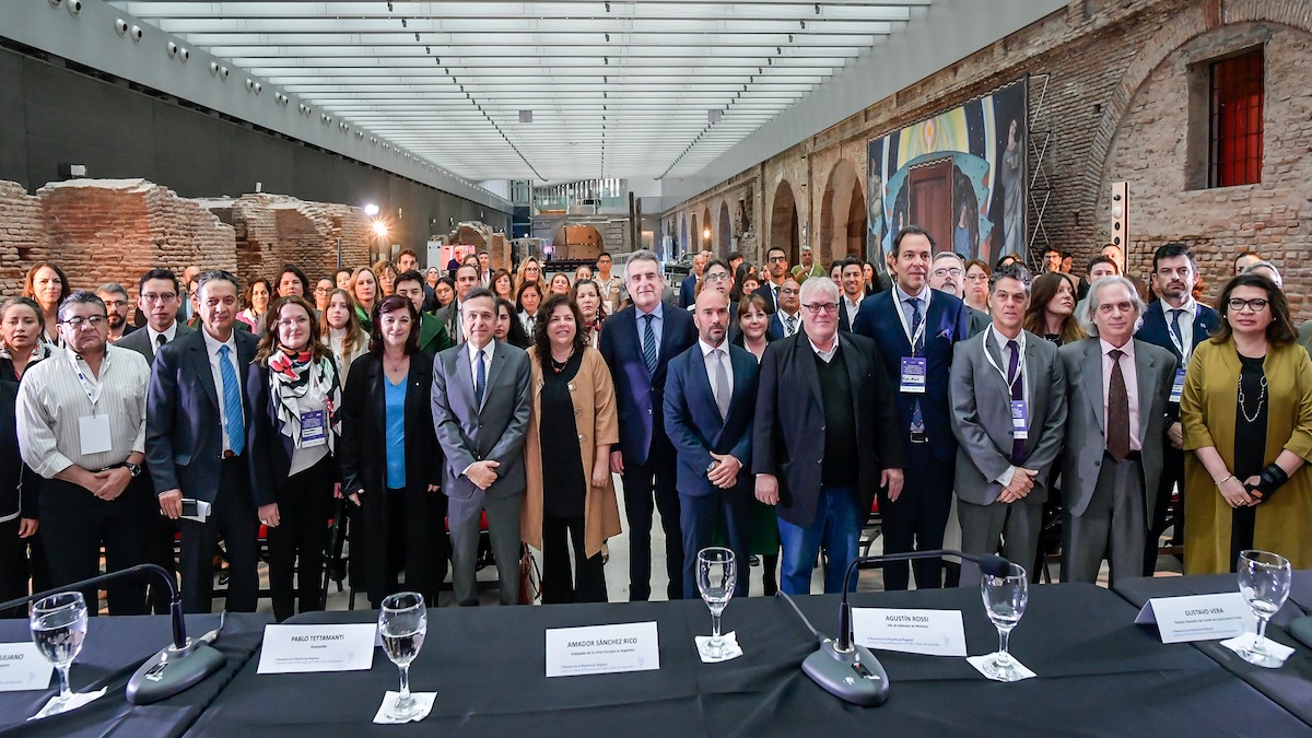Agustín Rossi, director nacional del Comité de trata, Gustavo Vera; la ministra de Trabajo, Kelly Olmos; la ministra de Salud, Carla Vizotti; el ministro de Transporte, Diego Giuliano, el vicecanciller, Pablo Tettamanti; el embajador de la Unión Europea, Amador Sánchez Rico; el Coordinador de Naciones Unidas, Claudia Mojica; Marcelo Colombo de Protex y Marcelo Pisano en representación de la OIM.  Foto: Graciela Calabrese. <br>Fotografía Jefatura de Gabinete.