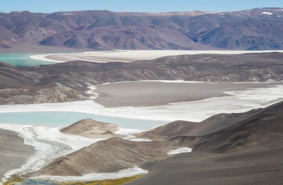 Mirador. Las lagunas en el cráter del volcán Pissis son tres: verde, azul y marrón. (Gentileza: Juan Carlos Lopresti)
