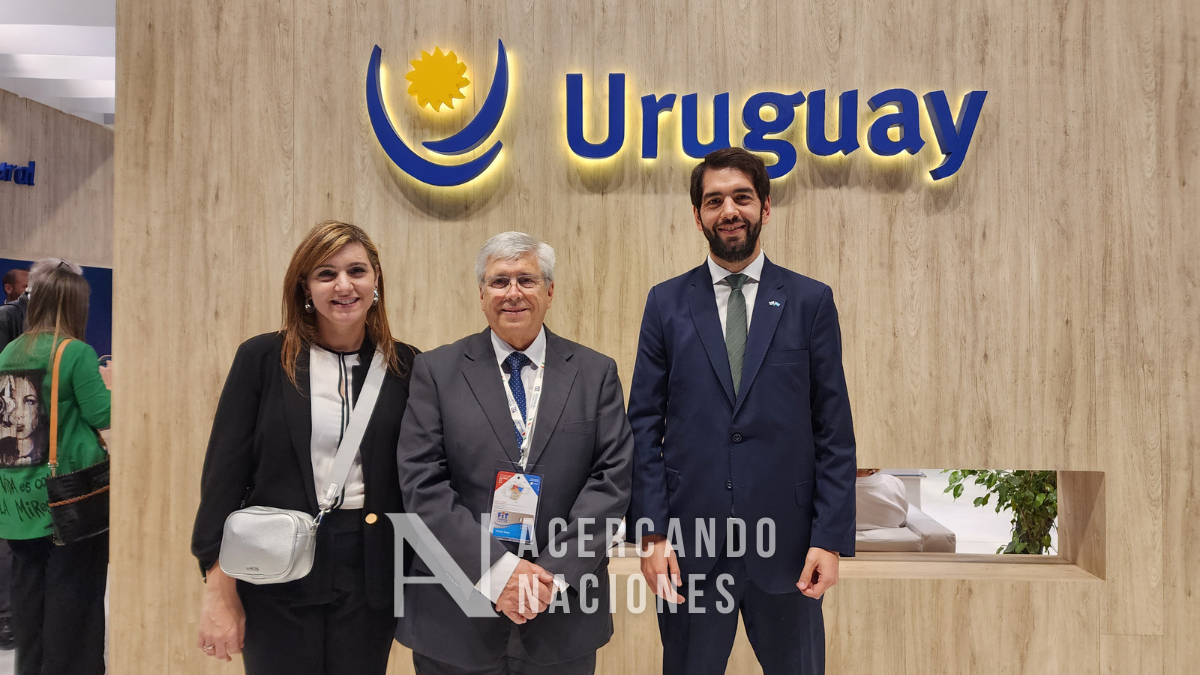 Lic&nbsp;Silvana Della Gatta Álvarez y  Jose Luis Curbelo Candia, Consul gral. de la embajada Uruguay en Argentina, junto al Ministro de Turismo Tabaré Viera