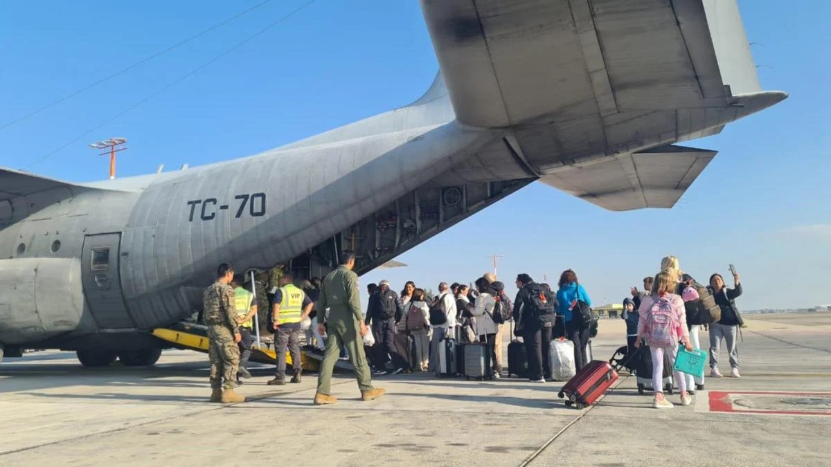 Ya llegaron a Roma los primeros argentinos evacuados desde Israel en un avión de la Fuerza Aérea
