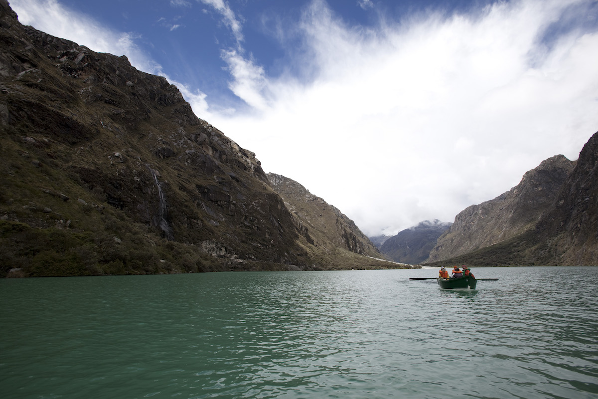 <strong>Parque Nacional de Huascarán:</strong> Bote en la Laguna de Llanganuco.