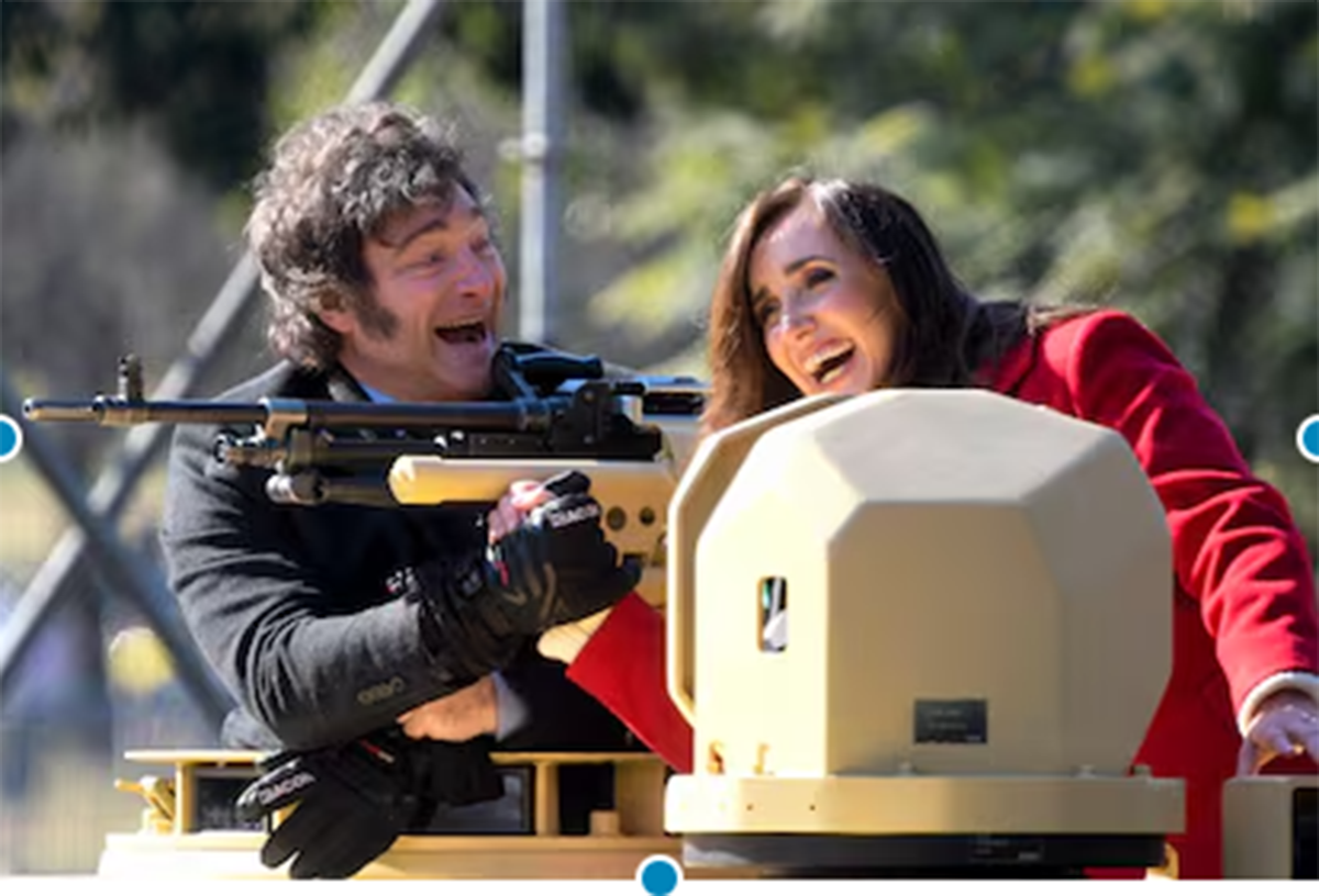 El presidente argentino Javier Milei, izquierda, y su vicepresidenta Victoria Villarruel suben a un tanque blindado durante un desfile militar que celebra el Día de la Independencia en Buenos Aires.GUSTAVO GARELLO (AP)