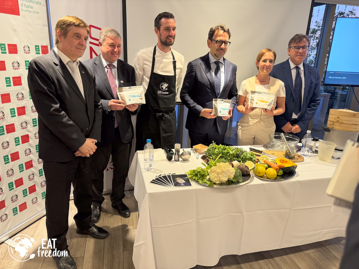 El presidente del CONICET, <strong>Daniel Salamone</strong>, el Embajador de Italia <strong>Fabrizio Lucentini</strong>; <strong>Nicolás de Gracia</strong> Country Manager de TELESPAZIO, <strong>Daniel Salamone</strong> el presidente del CONICET, <strong>Raúl Kulichevsky</strong>,el Director Ej. y Técnico de CONAE, y la <strong>Dra. Sara Rocci Denis,</strong> fundadora de <strong>EAT Freedom</strong>.