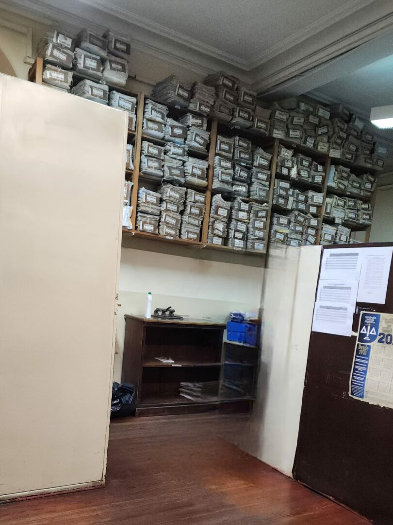 Vista de una de las oficinas de Tribunales, donde los expedientes en papel llegan hasta el techo.