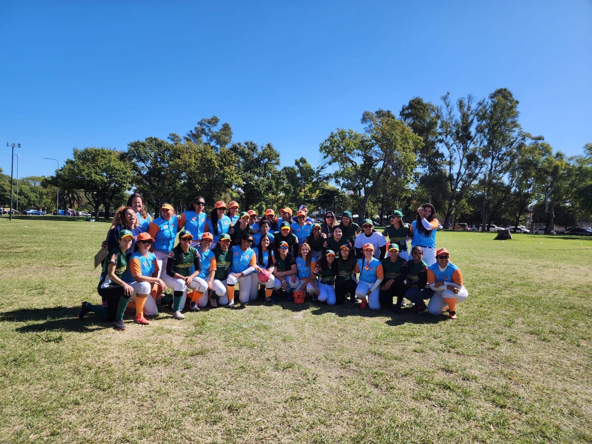 El <strong>#kickingball</strong>, un deporte que fusiona fútbol y béisbol, sigue creciendo y conquistando a más mujeres venezolanas que lo eligen como espacio de juego, competencia y comunidad.<br>