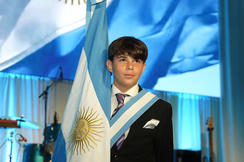 Lucas Córdoba Sabatini, de la Escuela Argentina Mia, abanderado de la gala.