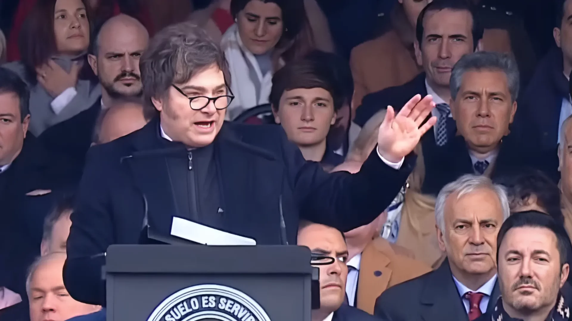 Javier Milei, presidente Argentino en la exposición Rural 2025 - <a href="https://chequeado.com/el-explicador/retenciones-al-campo-que-rebaja-anuncio-el-gobierno-y-como-variaron-desde-1983-hasta-la-actualidad/">Foto chequeado.com</a>