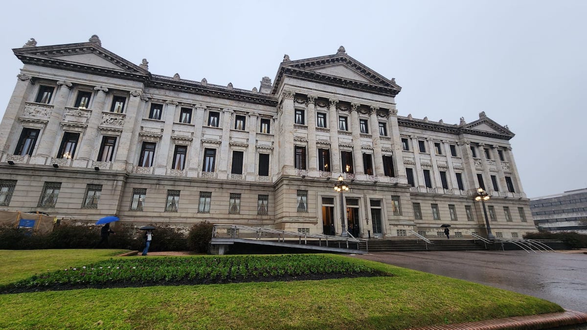 <a href="https://palacio.parlamento.gub.uy/historia_del_palacio_legislativo">Palacio Legislativo</a> -