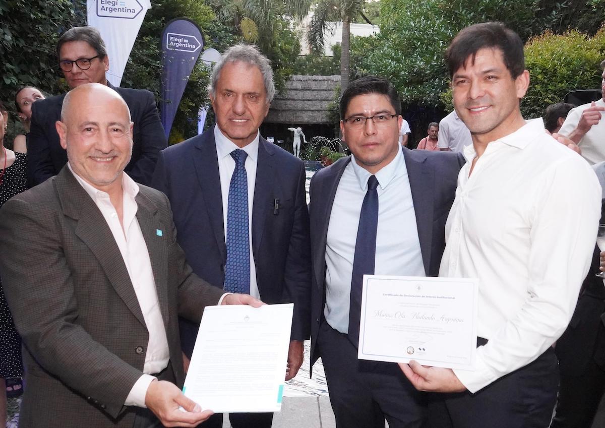 El gobernador de la provincia de Santa Cruz,&nbsp;<strong>Claudio Vidal</strong>; al presidente de la Administración de Parques Nacionales,&nbsp;<strong>Sergio Álvarez</strong>; y al presidente de Nadando Argentina,&nbsp;<strong>Matías Ola</strong> y Daniel Scioli, Secretario de Turismo de la Naciión.-