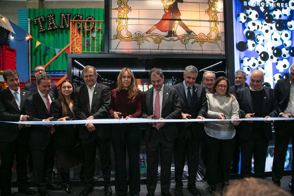 Visit Buenos Aires, corte de cinta en el stand de CABA.