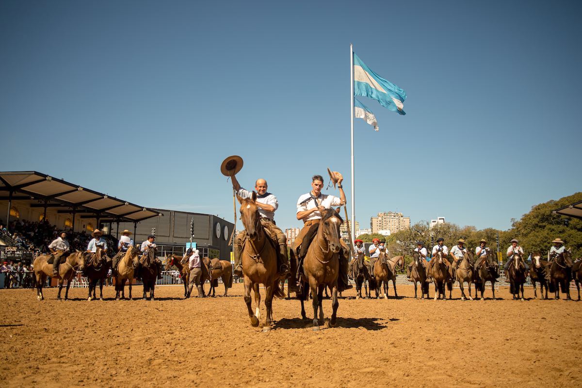 <a href="http://@exponuestroscaballos">@exponuestroscaballos</a>