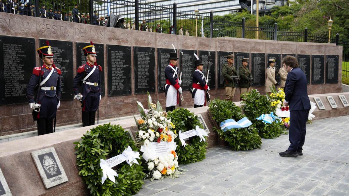 Acto en Plaza San Martín - ofrenda floral y discurso.<br><br>El Presidente <strong>Javier Milei </strong>reafirmó hoy el derecho de la Argentina al ejercicio pleno de la soberanía sobre las Islas Malvinas y ratificó el compromiso del Gobierno nacional con la “reconstrucción de las Fuerzas Armadas”, al encabezar el <a href="https://www.argentina.gob.ar/noticias/el-presidente-ratifico-el-reclamo-de-soberania-sobre-las-islas-malvinas-y-anuncio-el">acto centra</a>l por el<strong> Día del Veterano y de los Caídos en la Guerra</strong> en la Plaza San Martín, al cumplirse el 44° aniversario del inicio del conflicto bélico.