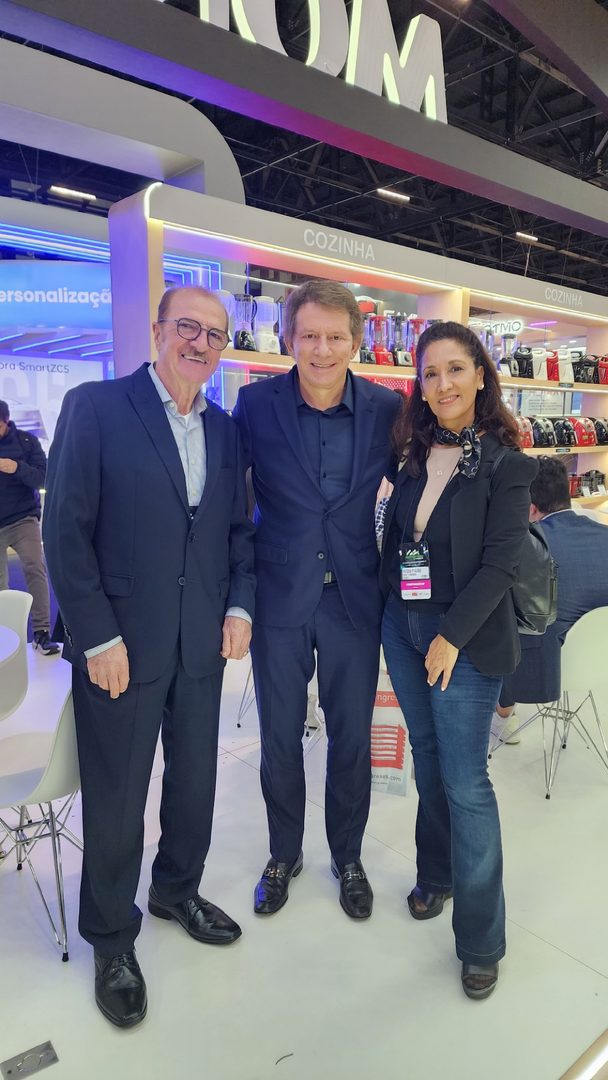 De izquierda a derecha: Alberto Baggianni, Giovanni M. Cardoso y Patricia K. Pitaluga en el stand de Mondial — Eletrolar Show All Connected 2026, San Pablo.