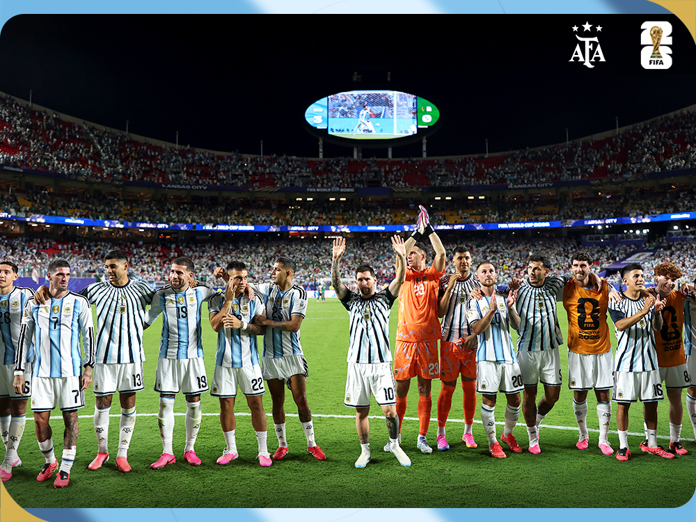 Jugadores de la Selección Argentina celebran la victoria 3-0 ante Argelia en el Copa del Mundo FIFA 2026<br>