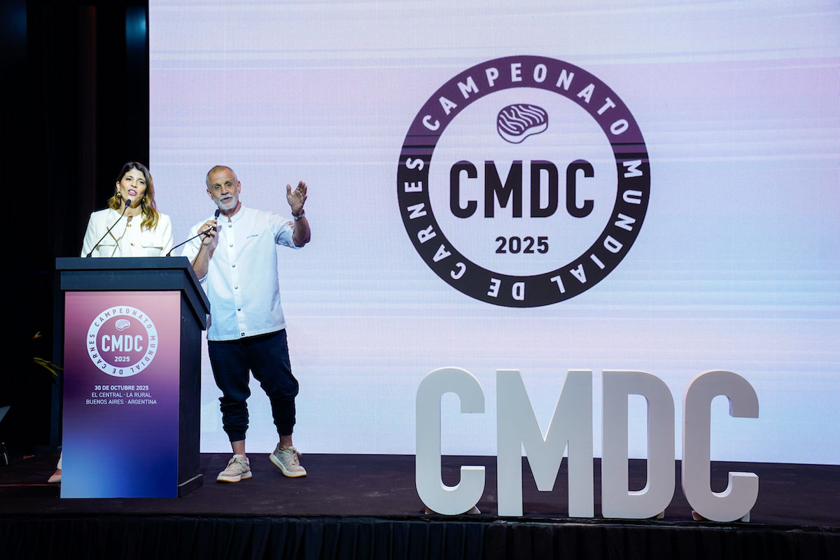 Jurado internacional evaluando cortes de carne en el CMDC 2026