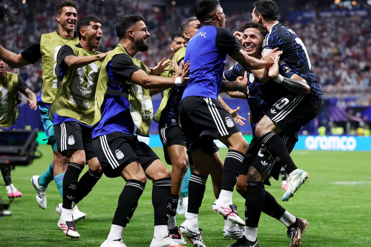 La Selección argentina festeja el pase a la final del Mundial 2026