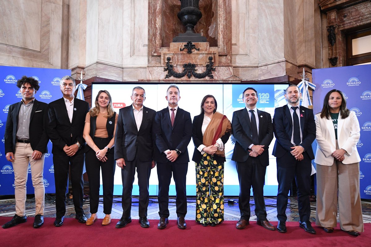 Autoridades y protagonistas de la jornada en el Salón Azul. Foto: Comunicación Institucional, Senado de la Nación.