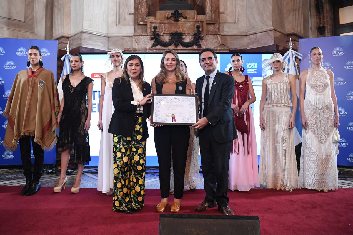 La senadora Beatriz Ávila durante la entrega del reconocimiento de interés cultural a la Randa Tucumana. Foto: Comunicación Institucional, Senado de la Nación.