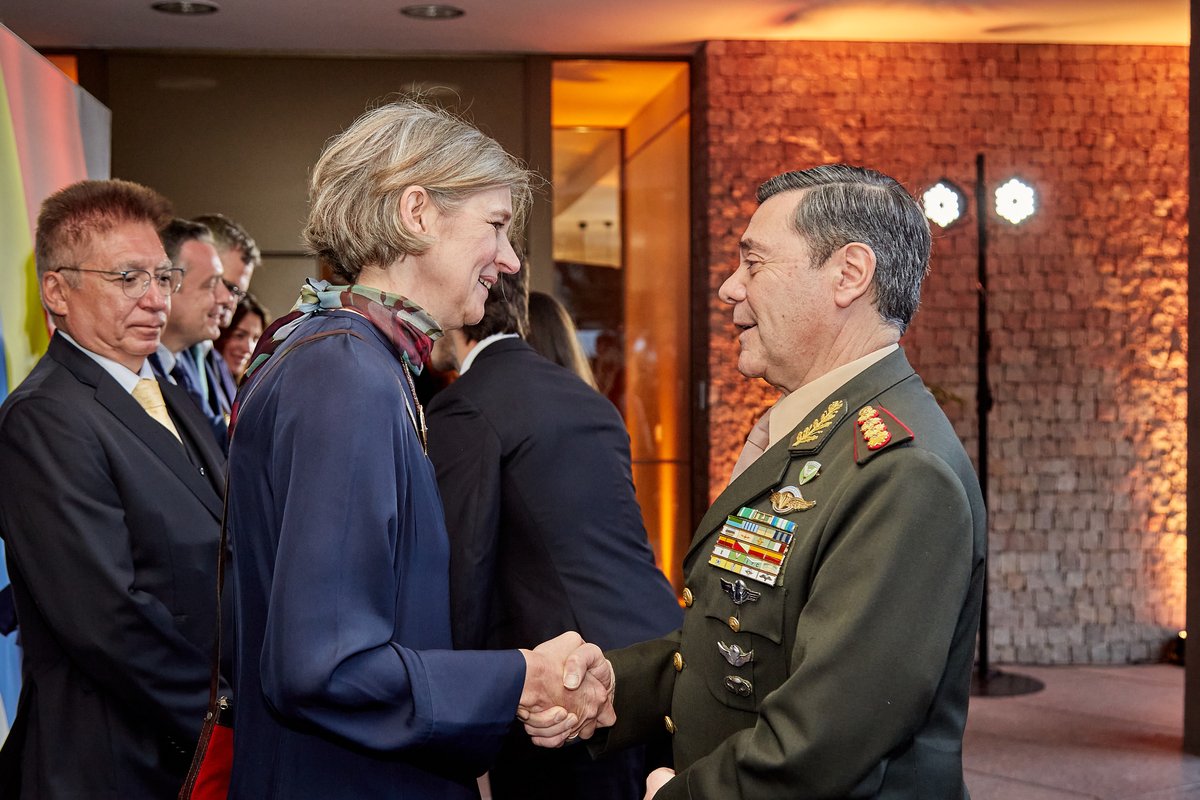 La embajadora Catalina Cullas recibe al ministro de Defensa, teniente general Carlos Alberto Presti. Foto: Embajada de Alemania en Buenos Aires.