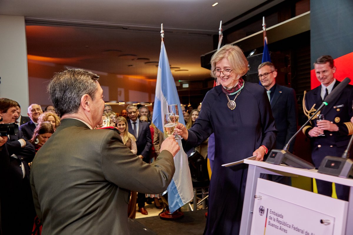 El brindis entre la embajadora Cullas y el ministro Presti. Foto: Embajada de Alemania en Buenos Aires.