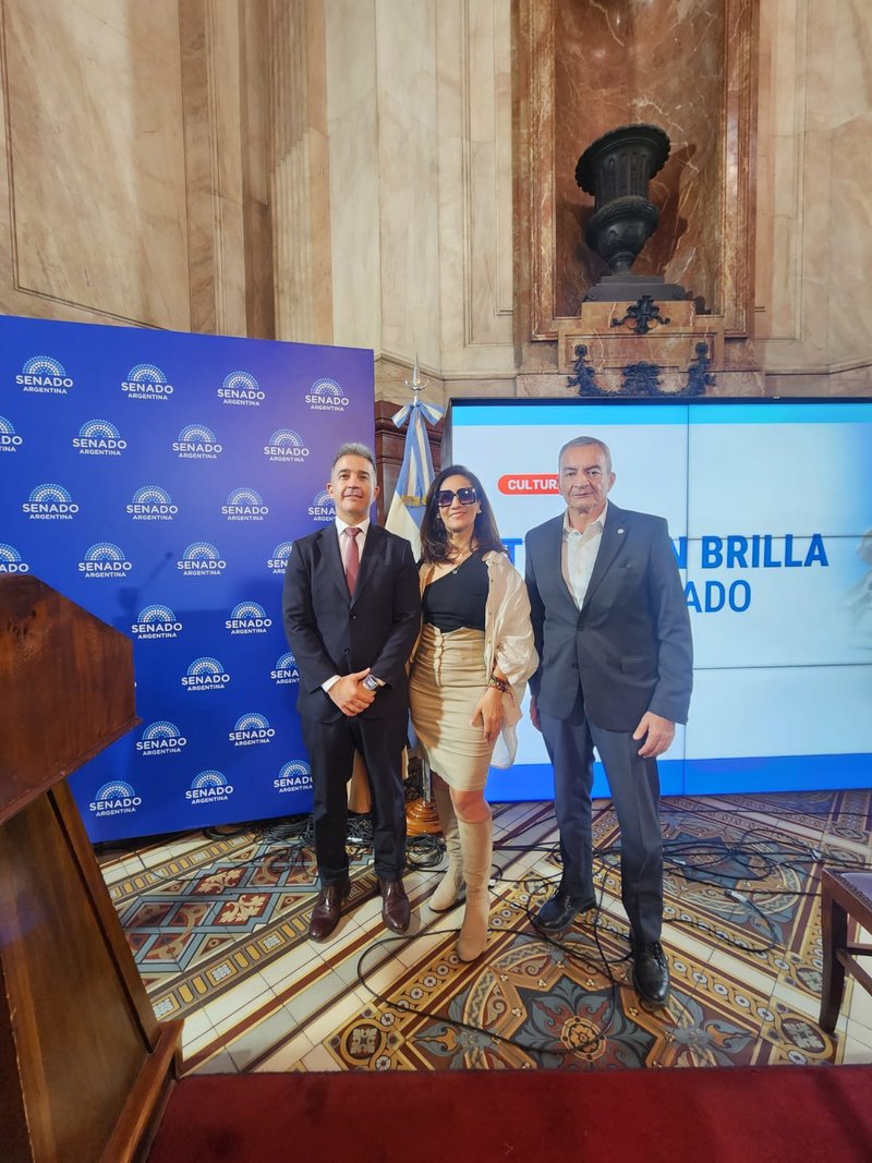 Patricia Pitaluga, presidenta de Acercando Naciones, junto a Pedro Santilli (izquierda) y Eduardo Castro. Foto: Acercando Naciones.