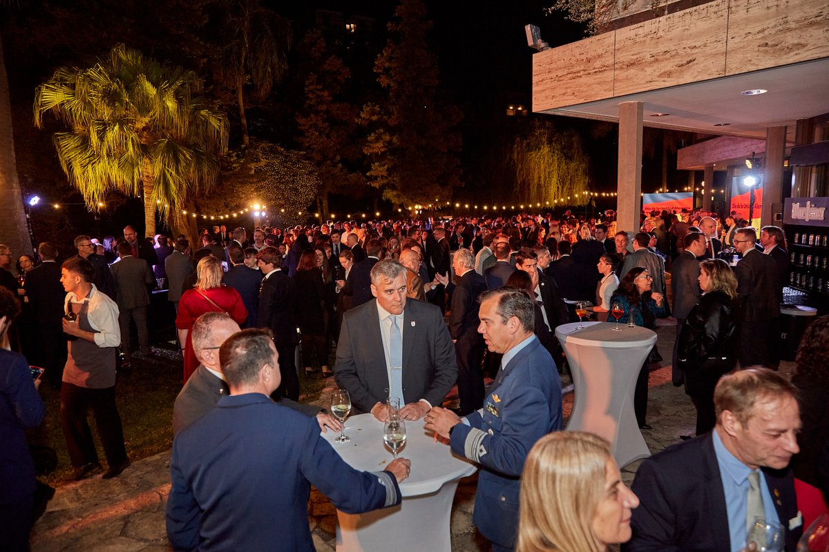 Los jardines de la residencia, punto de encuentro de la noche. Foto: Embajada de Alemania en Buenos Aires.