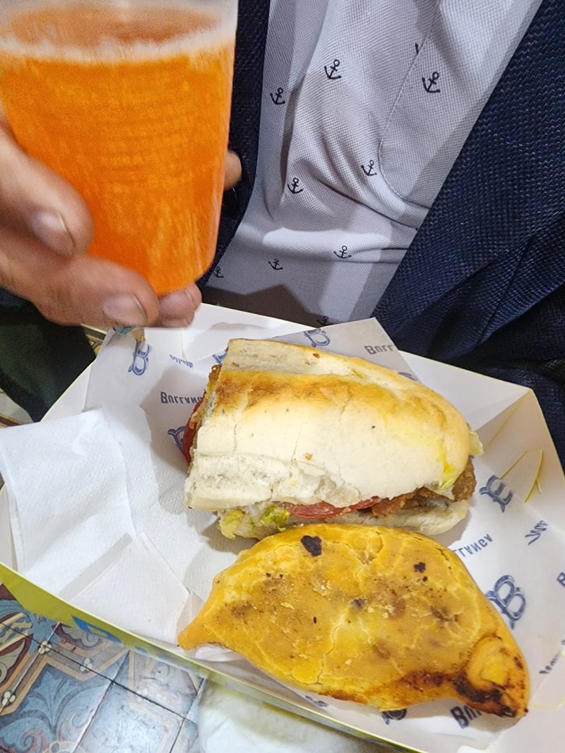 Sánguche de milanesa y empanada tucumana, de la mano de Bullanga Milanga. Foto: Acercando Naciones.