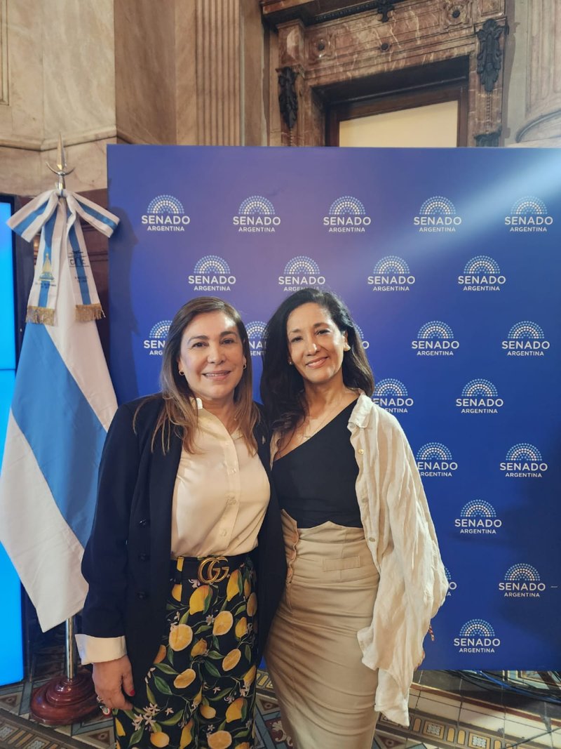 Patricia Pitaluga junto a la senadora nacional Beatriz Ávila. Foto: Acercando Naciones.
