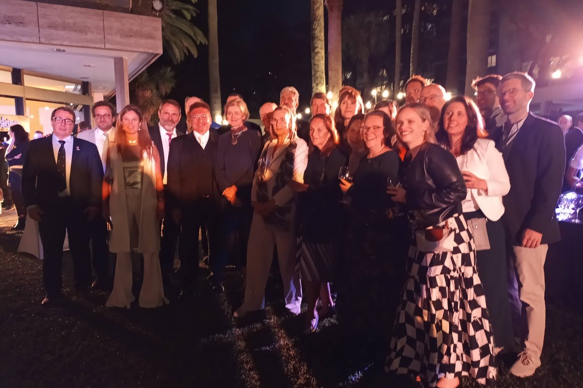 Invitados en el jardín durante la celebración. Foto: Acercando Naciones.